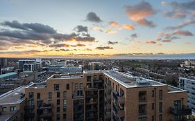 Sunset Retreat: Steps From Heathrow/Twickenham