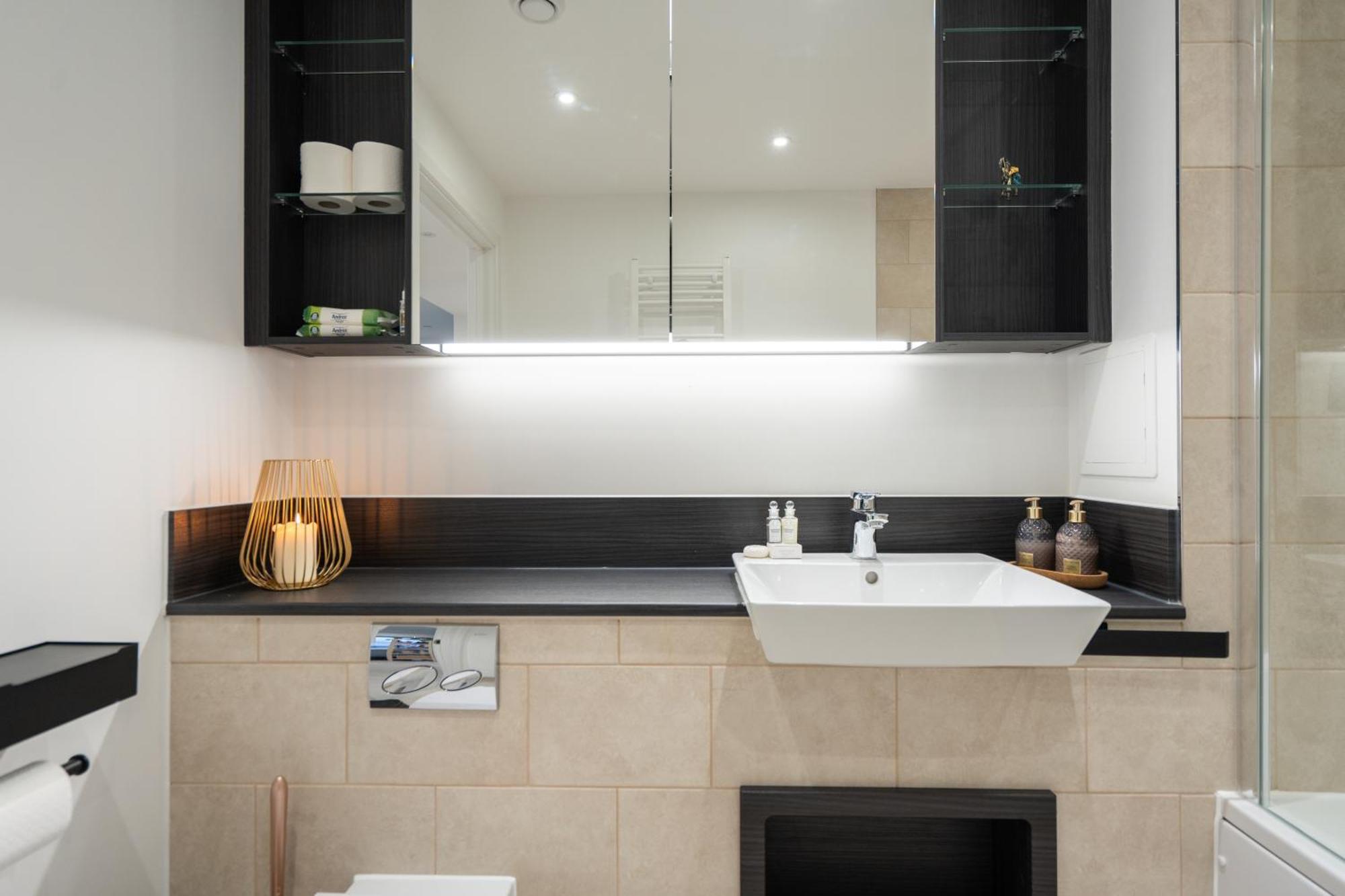 Sunset Retreat: Steps From Heathrow/Twickenham Apartment Hounslow Exterior photo
