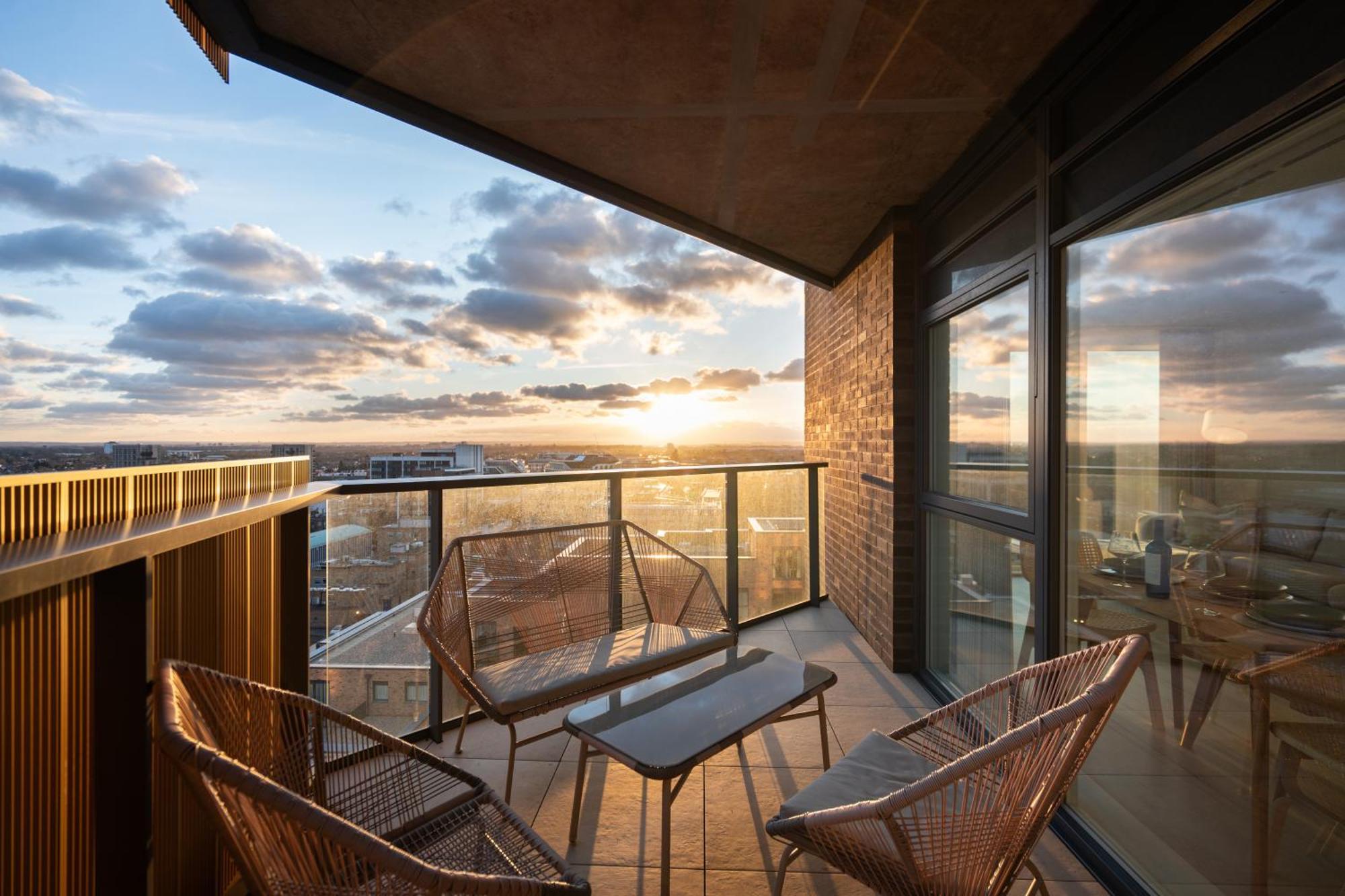 Sunset Retreat: Steps From Heathrow/Twickenham Apartment Hounslow Exterior photo