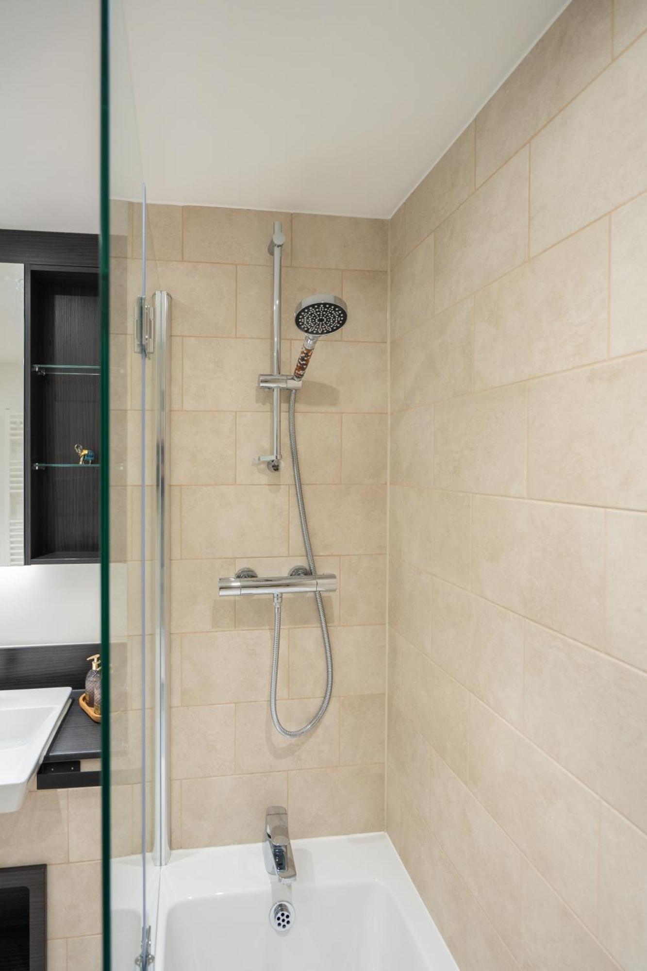Sunset Retreat: Steps From Heathrow/Twickenham Apartment Hounslow Exterior photo
